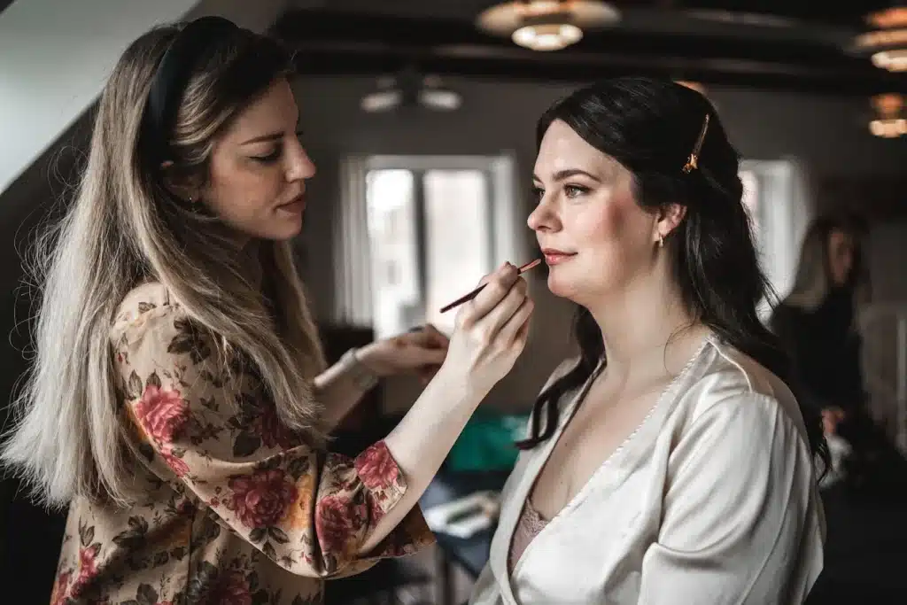 bryllup-forberedelse Bruden får lagt makeup før brylluppet