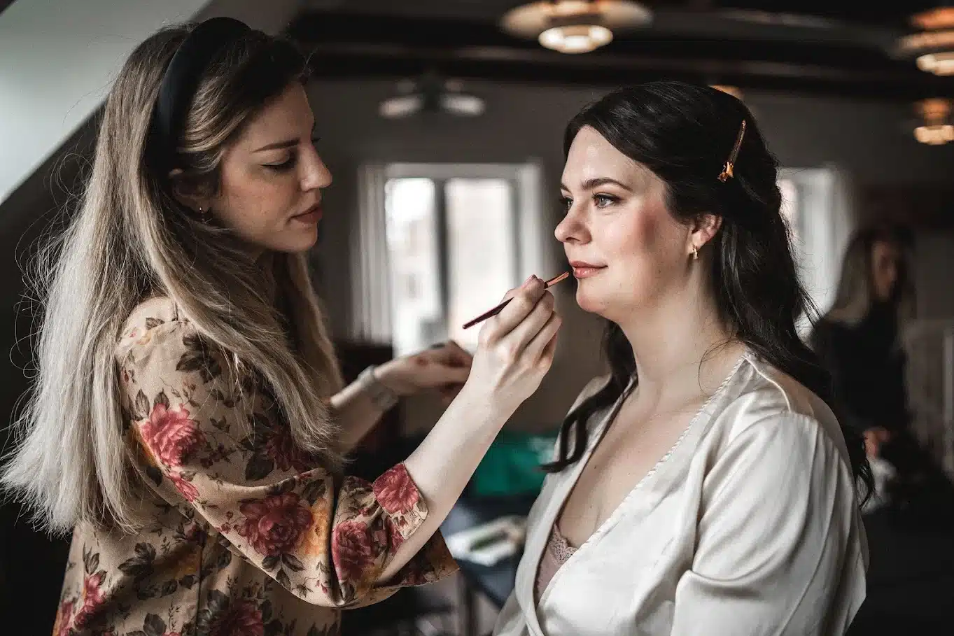 Bruden får lagt makeup før brylluppet