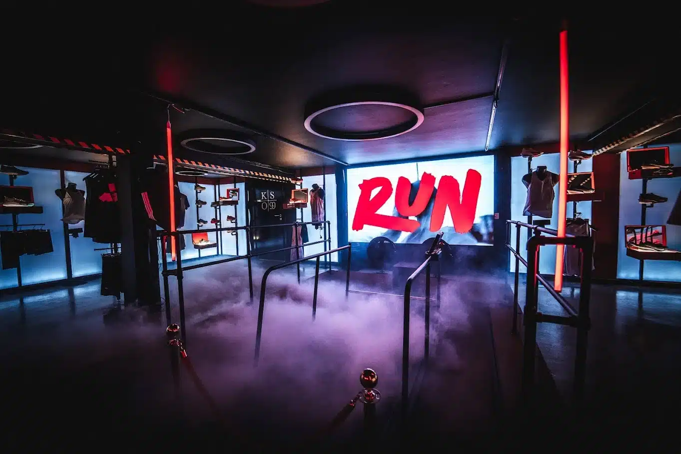Løbebutik med lysinstallation og løbebånd