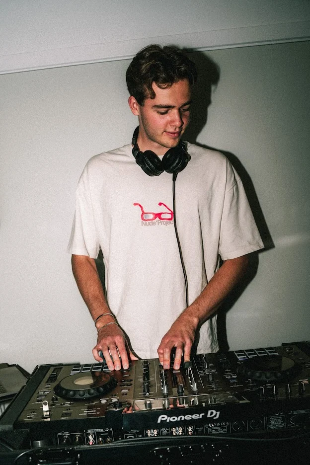 DJ bag mixerpulten ved et firmaevent