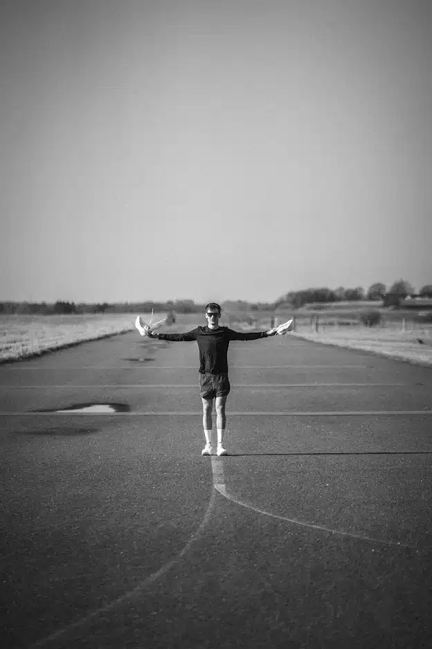 sportsfoto-hoka-atlet Atlet i sort-hvid på en åben flyveplads