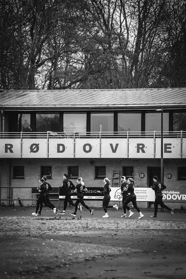 sportsfoto-loeb-roedovre Løbetræning ved Rødovre Stadion i sort-hvid