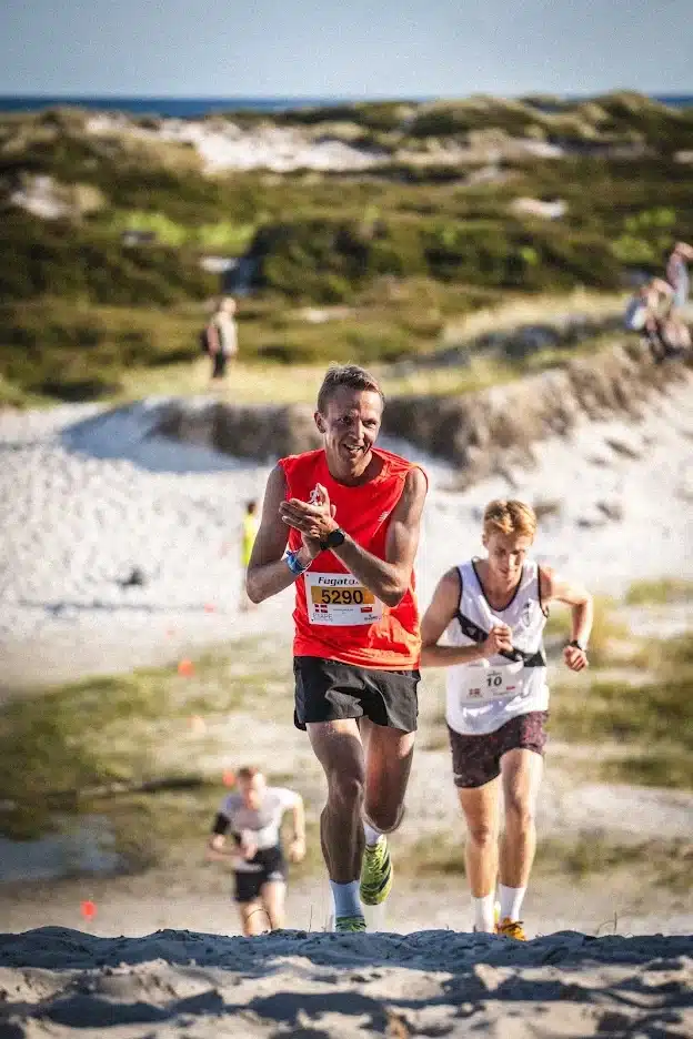 sportsfotograf-trailloeb Løbere på en sti i klitlandskabet